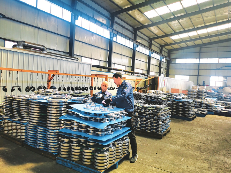 包装车间质检工人正在对产品进行质量检测。.jpg